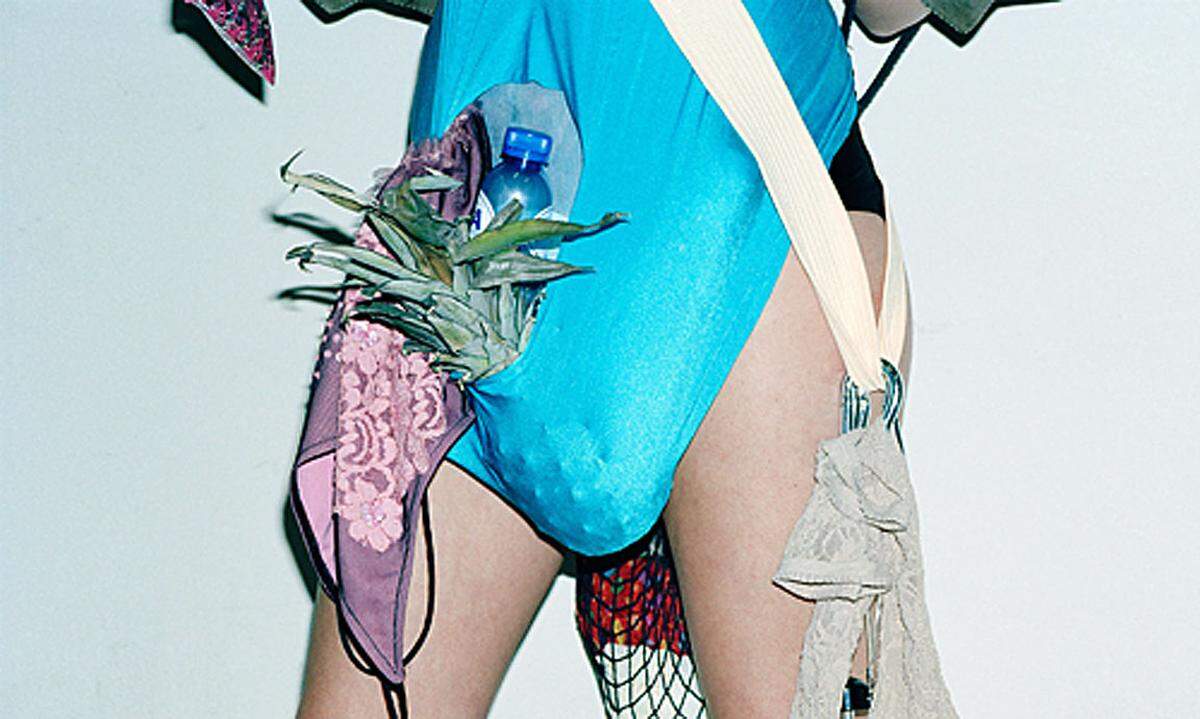 In der Kunsthalle Wien dreht sich alles um das Thema Mode. Als Kontrapunkt zu der seit Oktober laufenden Schau "Vanity", die sich auf die sauberen Schönheitsideale in der Modefotografie konzentriert, läuft ab 10. November eine zweite Ausstellung ... Sassen, Viviane, 2006