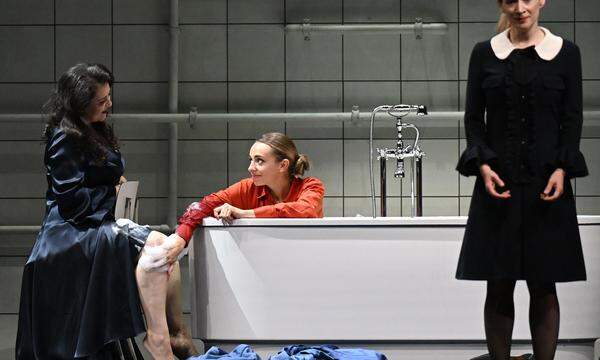 Adriana Gonzalez (Gräfin), Lea Desandre (Cherubin), Sabine Devieilhe (Susanna), ehe sich das Badezimmer in einen Müllraum verwandelt.