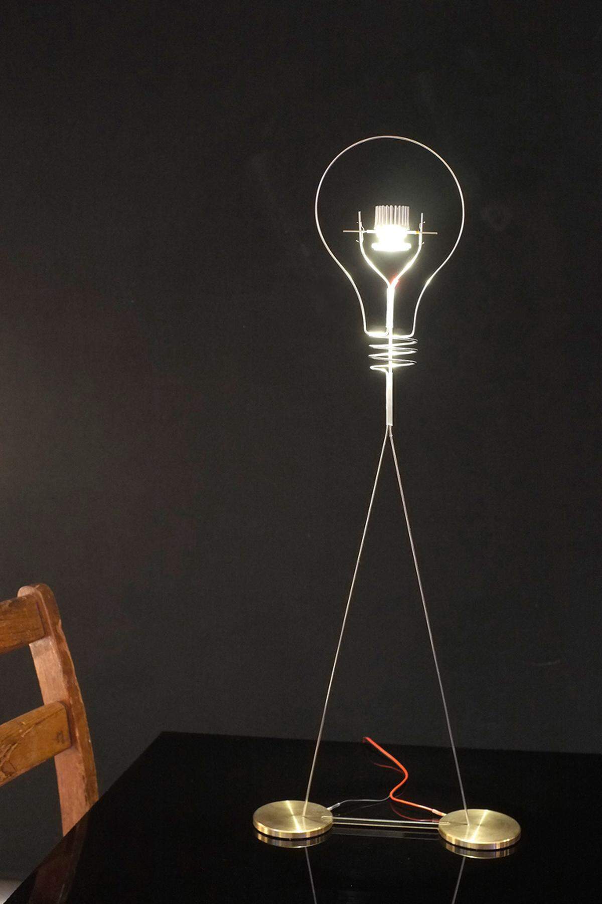 „Walking Bulb“ von Ingo Maurer feiert die Glühbirne mit LED-Technologie.