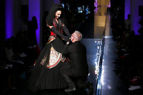 Dass der französische Designer Jean-Paul Gaultier sehr viel von der österreichischen Songcontest-Siegerin Conchita Wurst hält, machte er zuletzt beim Lifeball und zuvor bei jeder sich bietenden Gelegenheit klar. Bei den aktuell laufenden Haute Couture-Schauen in Paris durfte der als Tom Neuwirth bekannt gewordene Kunstler den Höhepunkt der Show präsentieren: das schwarze Brautkleid.