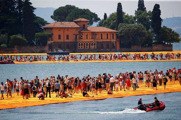 Die "Floating Piers" wurden ohne Geländer konstruiert, der Besuch erfolgte ohne Schwimmwesten. Um die Sicherheit zu gewährleisten, waren 150 Wachleute und 30 Rettungsschwimmer rund um die Uhr im Einsatz.