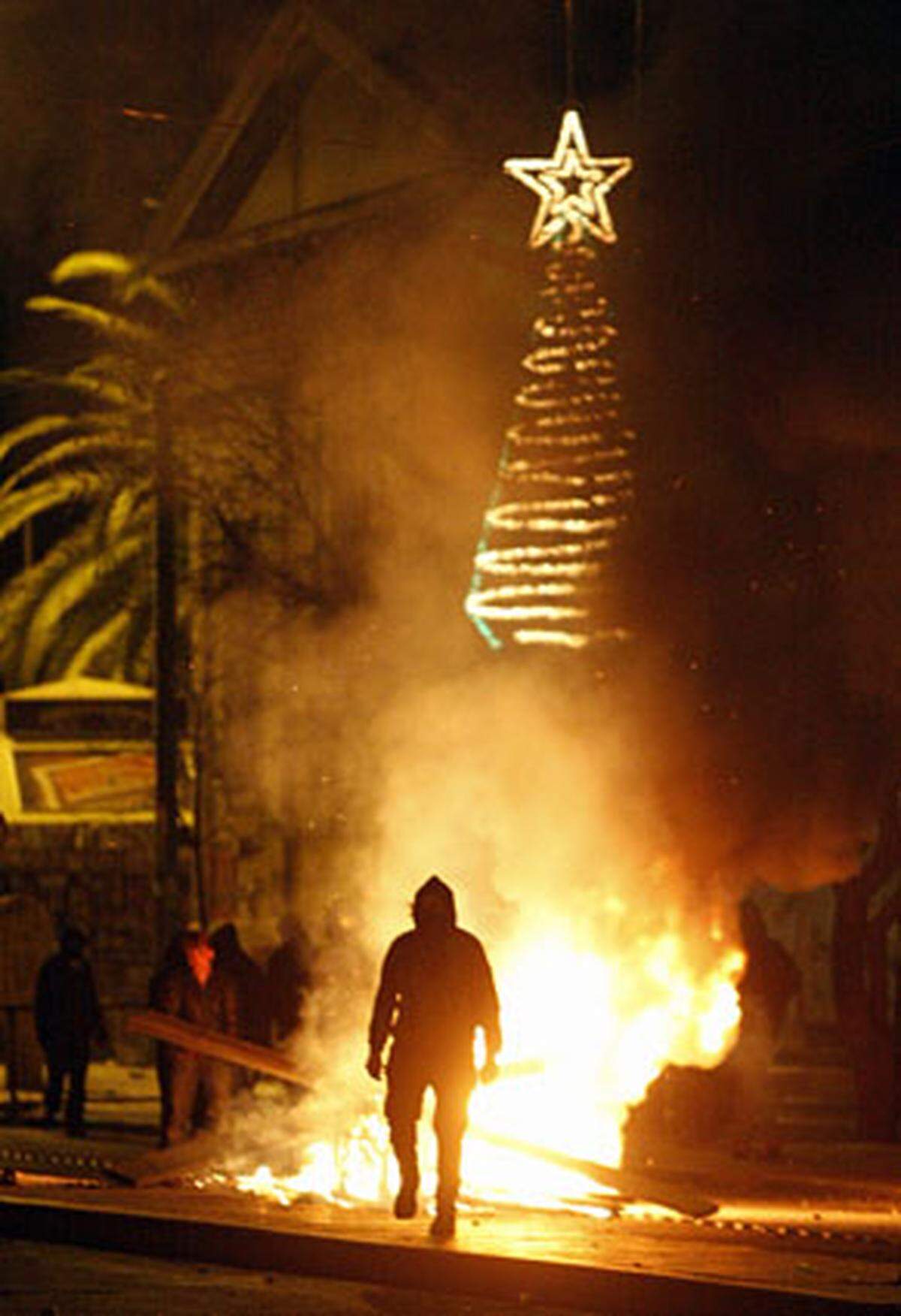 Die Chancen auf ein friedliches Weihnachtsfest in Athen werden immer geringer.