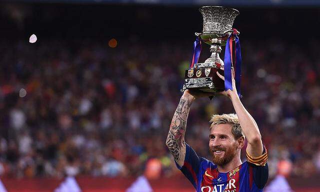 Lionel Messi mit Pokal
