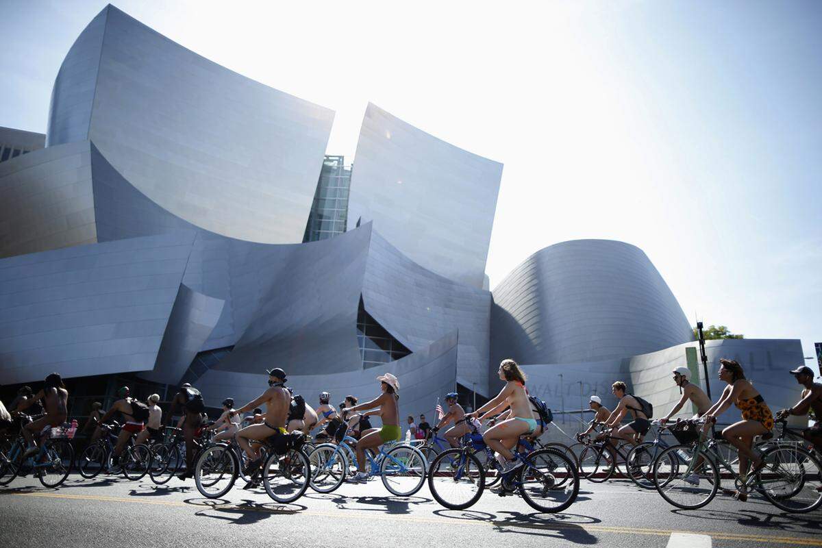 Die Nacktradler vor der Walt Disney Concert Hall.