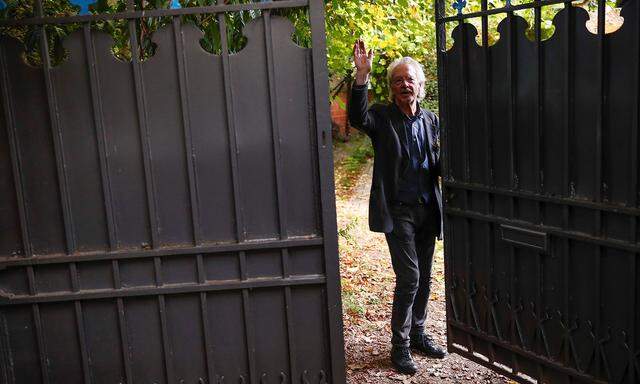 Peter Handke nach der Nachricht vom Nobelpreis – im Garten seines Hauses im Pariser Vorort Chaville.  