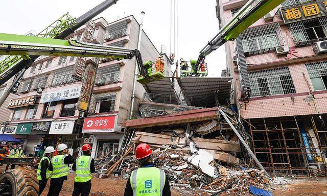 Die Rettungskräfte suchen in Changsha weiter nach möglichen Überlebenden.