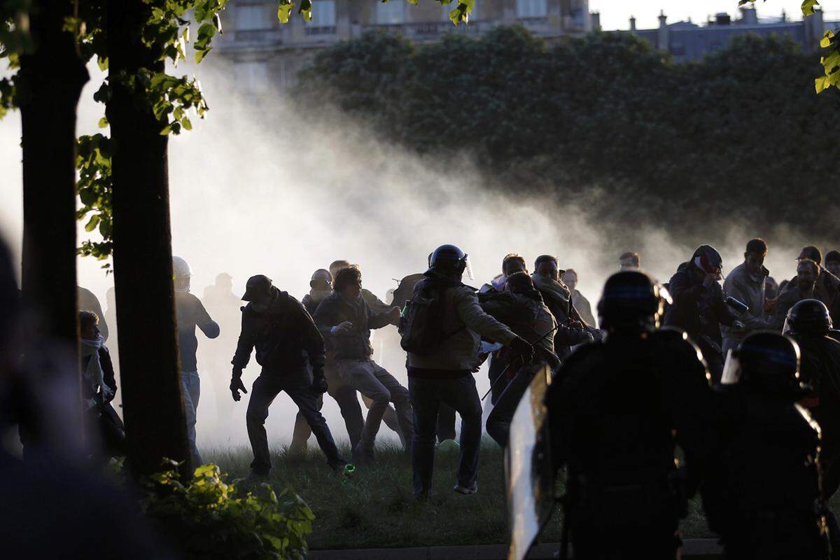 Zuvor hatten zehntausende Menschen friedlich gegen die umstrittene Reform demonstriert. Die Polizei war mit einem Großaufgebot von 4500 Beamten im Einsatz. Sie sprach von etwa 150.000 Teilnehmern, die Veranstalter von gut einer Million.