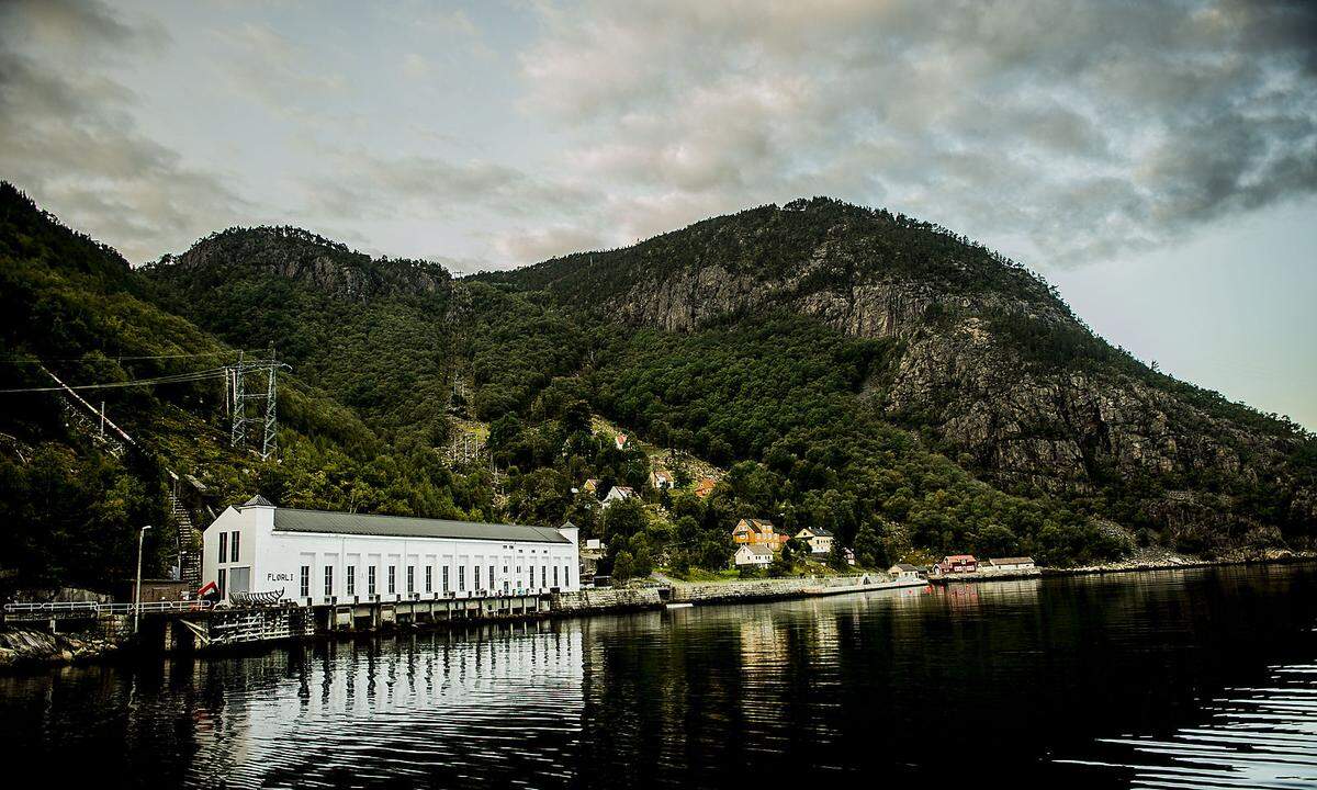 Die Turbinenhalle, ein Jugendstilgebäude, das jetzt ein kleines Museum ist. Das Kraftwerk von Flørli befindet sich im Berg.