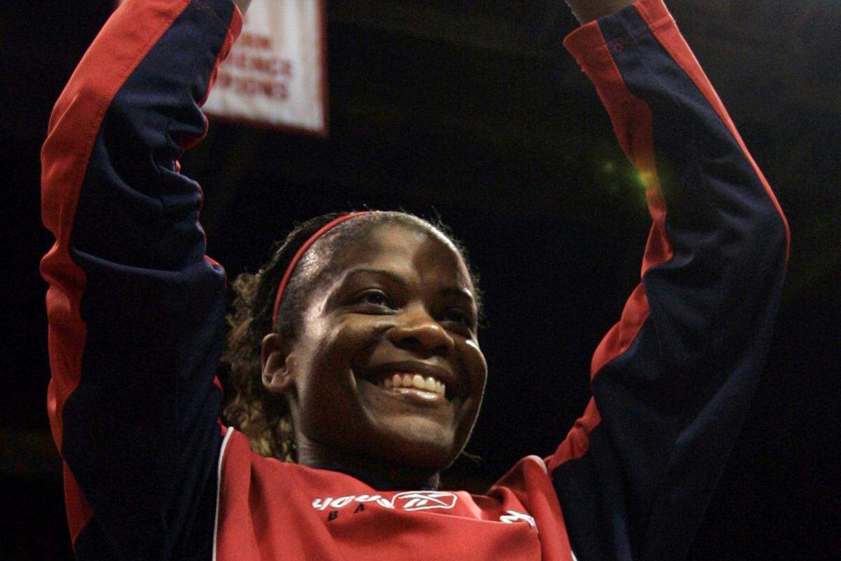 Air Swoopes: So taufte Nike eine Schuhkollektion. Sie ist benannt nach dem lesbischen US-Basketballstar Sheryl Swoopes (vorne). Der "weibliche Michael Jordan" bekannte sich 2005 zu seiner Homosexualität.