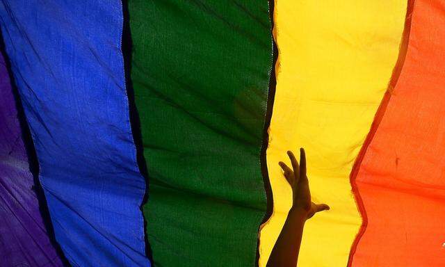 Archivbild einer Regenbogenflagge, dem Symbolbild der LGBTQI-Bewegung, die sich gegen sexuelle Diskriminerung einsetzt.