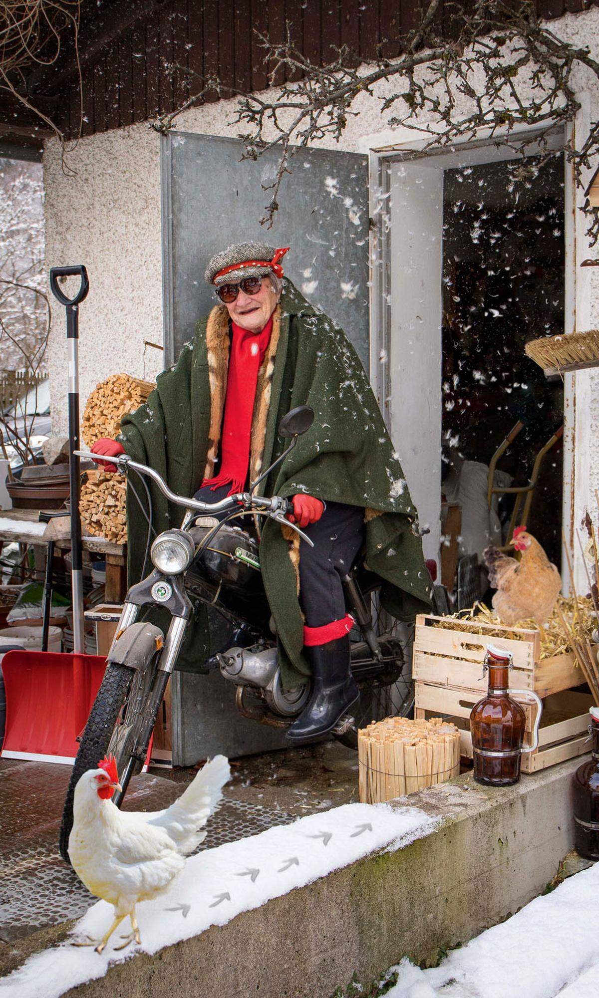 Ebsers Großmutter Rosa (93) fährt im Hühnerstall Motorrad.