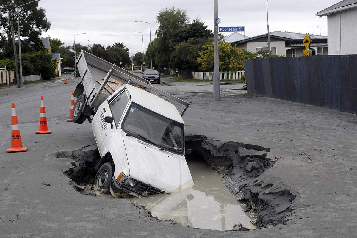 Auch am Tag nach dem schweren Beben in Neuseeland waren die Straßen der Stadt Christchurch ein Trümmerfeld.