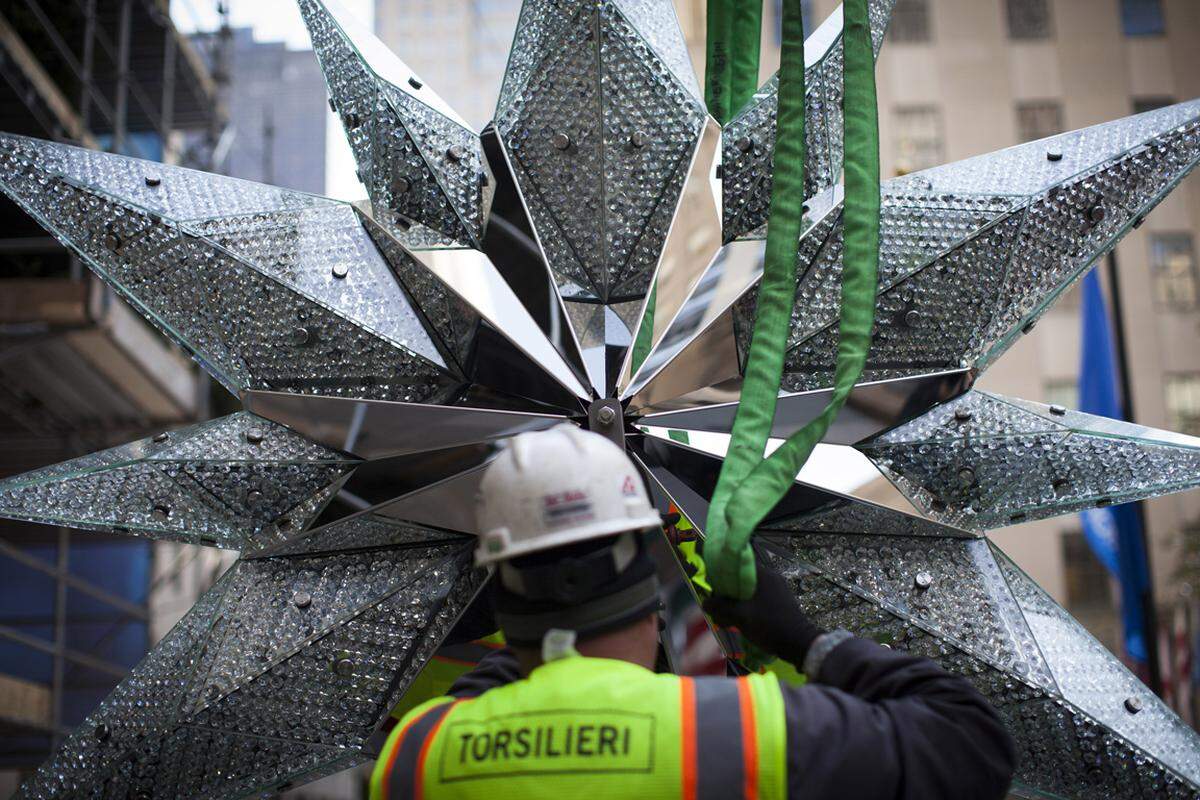 Über 25.000 Kristalle fangen das Licht ein und lassen das Rockefeller Center in festlichen Glanz erstrahlen.