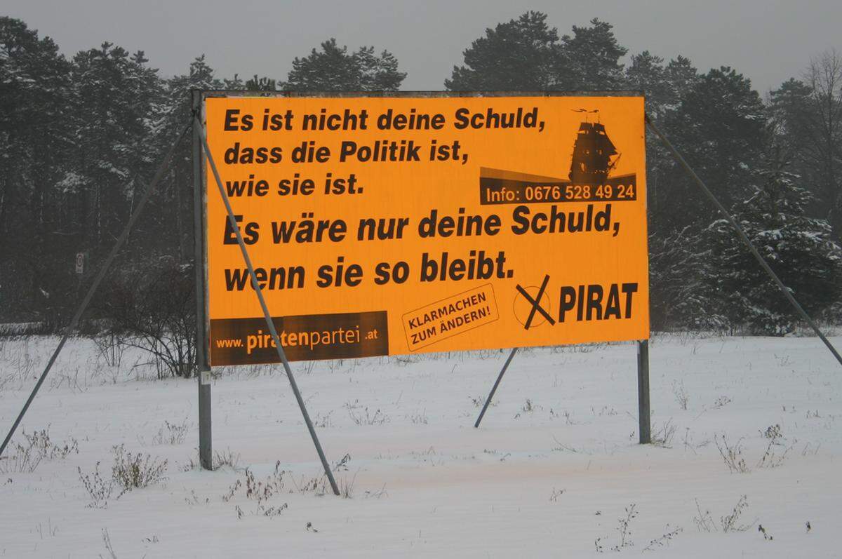 Wir beenden die Führung mit einer Rarität: Die Piraten gehen nur im Bezirk Gänserndorf an den Start. Dieses Wahlkampfplakat ist daher eine echte Seltenheit. Die Piraten thematisieren darauf die "politische Schuldfrage".