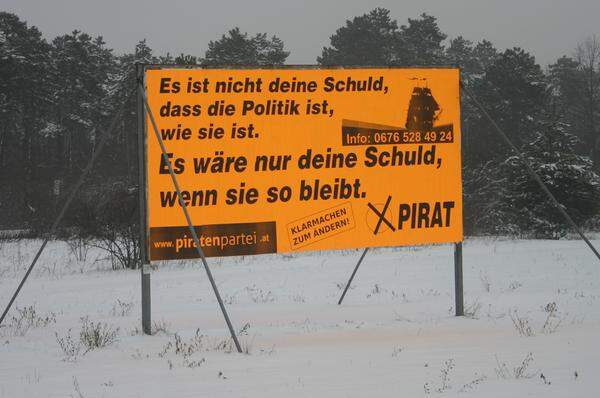 Wir beenden die Führung mit einer Rarität: Die Piraten gehen nur im Bezirk Gänserndorf an den Start. Dieses Wahlkampfplakat ist daher eine echte Seltenheit. Die Piraten thematisieren darauf die "politische Schuldfrage".