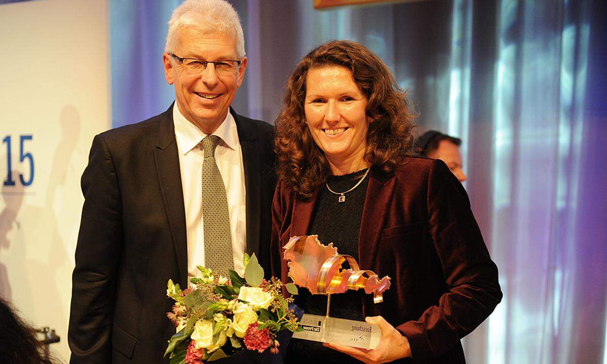 Abfallwirtschaftlerin Marion Huber-Humer ist Österreicherin des Jahres in der Kategorie Forschung. Überreicht wurde die Trophäe vom Geschäftsführer der Forschungsförderungsgesellschaft, Klaus Pseiner.