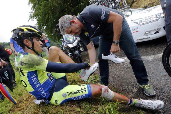 Das bekam mit Alberto Contador auf der zehnten Etappe der nächste Topfavorit zu spüren. Bei der Abfahrt auf regennasser Straße kam der Spanier zu Sturz. Zwar startete er noch zur Aufholjagd, brach diese aber wegen zu großer Schmerzen ab. Die Ärzte stellten später einen Schienbeinbruch fest.
