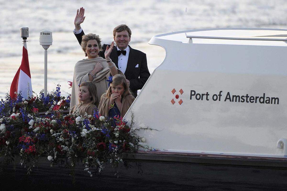 Bei einer Schifffahrt durch den Amsterdamer Hafen bejubelten die Niederländer und Royal-Fans an den Ufern noch einmal den neuen Monarchen.