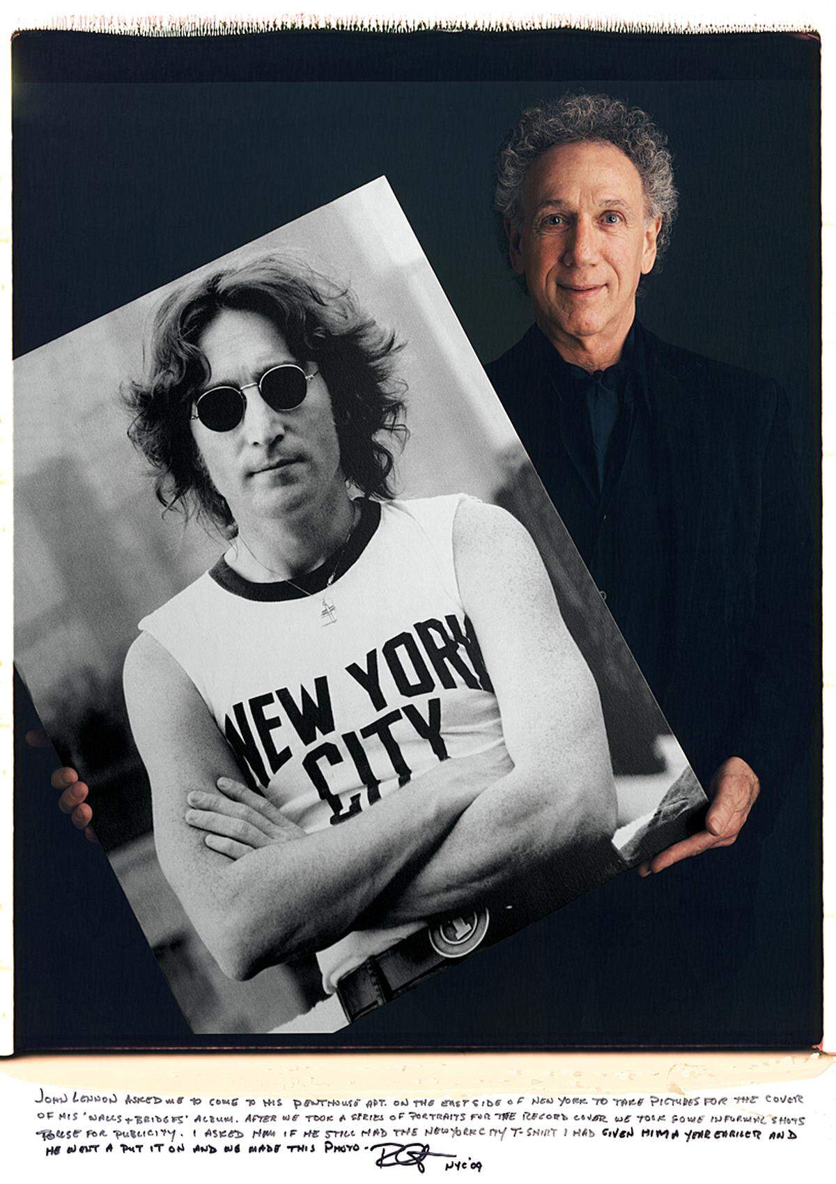 Bob Gruen: John Lennon. Lennon bat Gruen in sein Penthouse in New York, damit er Fotos für das Cover des Albums "Walls and Bridges" (1974) schoss. Auch einige Publicity-Aufnahmen entstanden dabei.