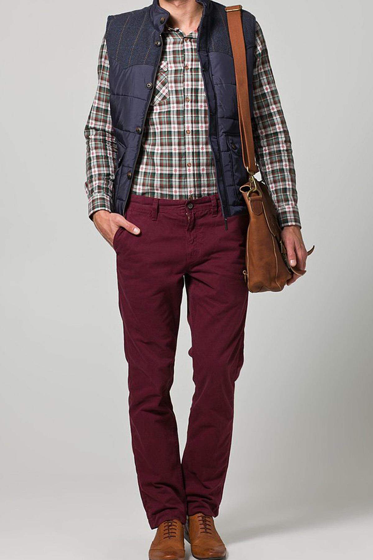 Chinos von Ted Baker, dunkelrot. (Preis: 90 Euro, Zalando)