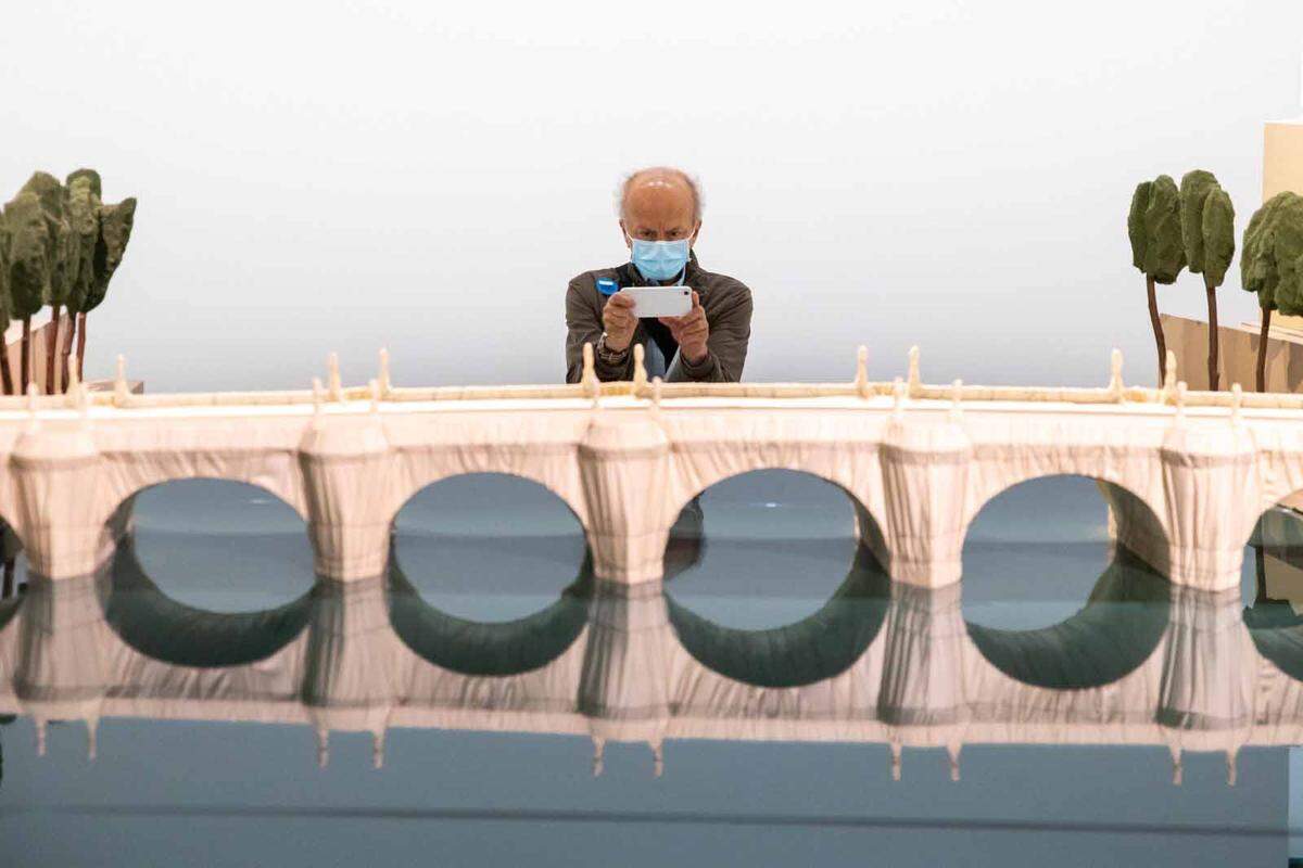 Zu sehen waren das Paket und die Fotomontage im vergangenen Jahr in einer Retrospektive des Künstlerpaares im Pariser Centre Pompidou. Im Zentrum der Ausstellung stand die Verhüllung der Brücke Pont Neuf, für die Christo und Jeanne-Claude 1985 aus New York nach Paris zurückgekehrt waren.
