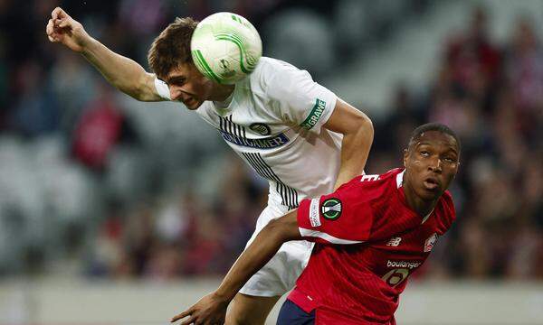 Szymon Wtodarczyk (SK Sturm ) gegen Bafode Diakite (Lille).