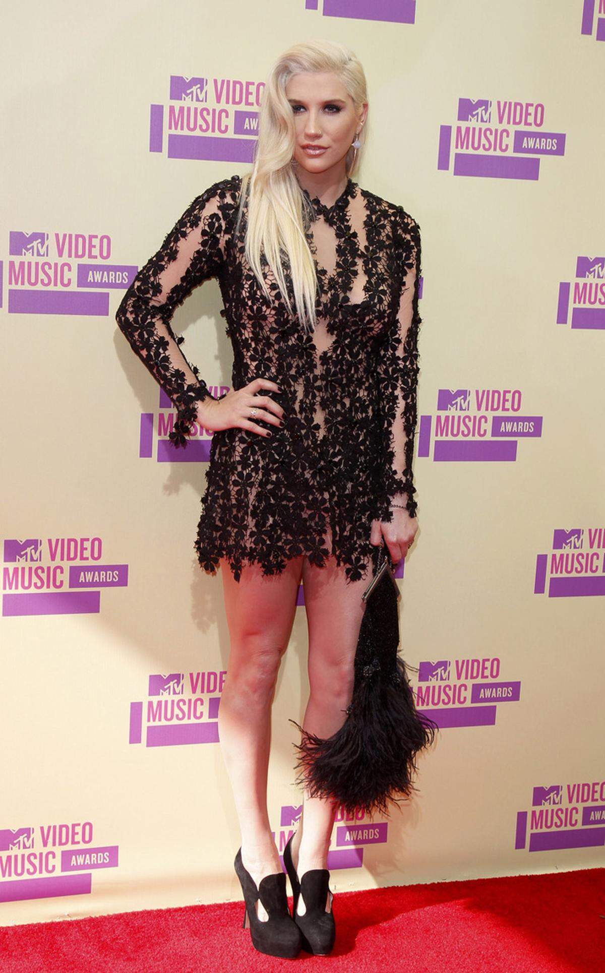 Sängerin Kesha  erschien in einem sehr kurzen, dafür aber sehr eleganten schwarzen Kleid.