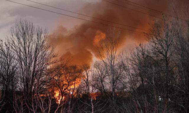 Rauchschwaden über einem brennenden Öldepot in Russland.