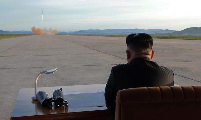 Diktator Kim Jong-un beobachtet den Start der am Freitag getesteten Rakete.