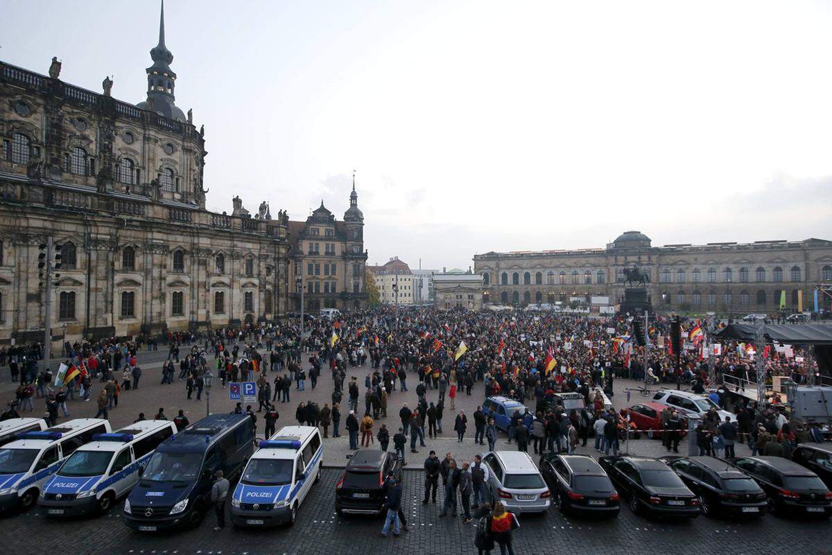Zum Jahrestag der fremdenfeindlichen Pegida-Bewegung sind in Dresden zehntausende Anhänger und Gegner aufeinandergetroffen. Fast drei Stunden lang wandten sich Redner der fremdenfeindlichen Bewegung am Montagabend vor der Semperoper gegen Asylbewerber und demokratische Parteien.