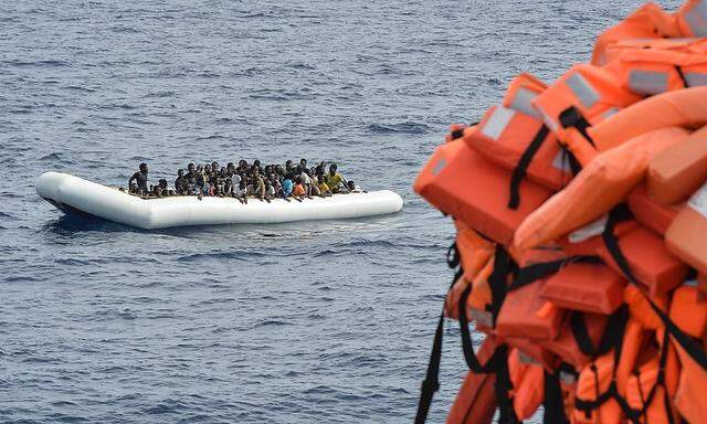 Ein Schlauchboot mit Flüchtlingen vor der libyschen Küste.