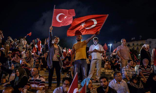 TOPSHOT-TURKEY-POLITICS-MILITARY-COUP-DEMO