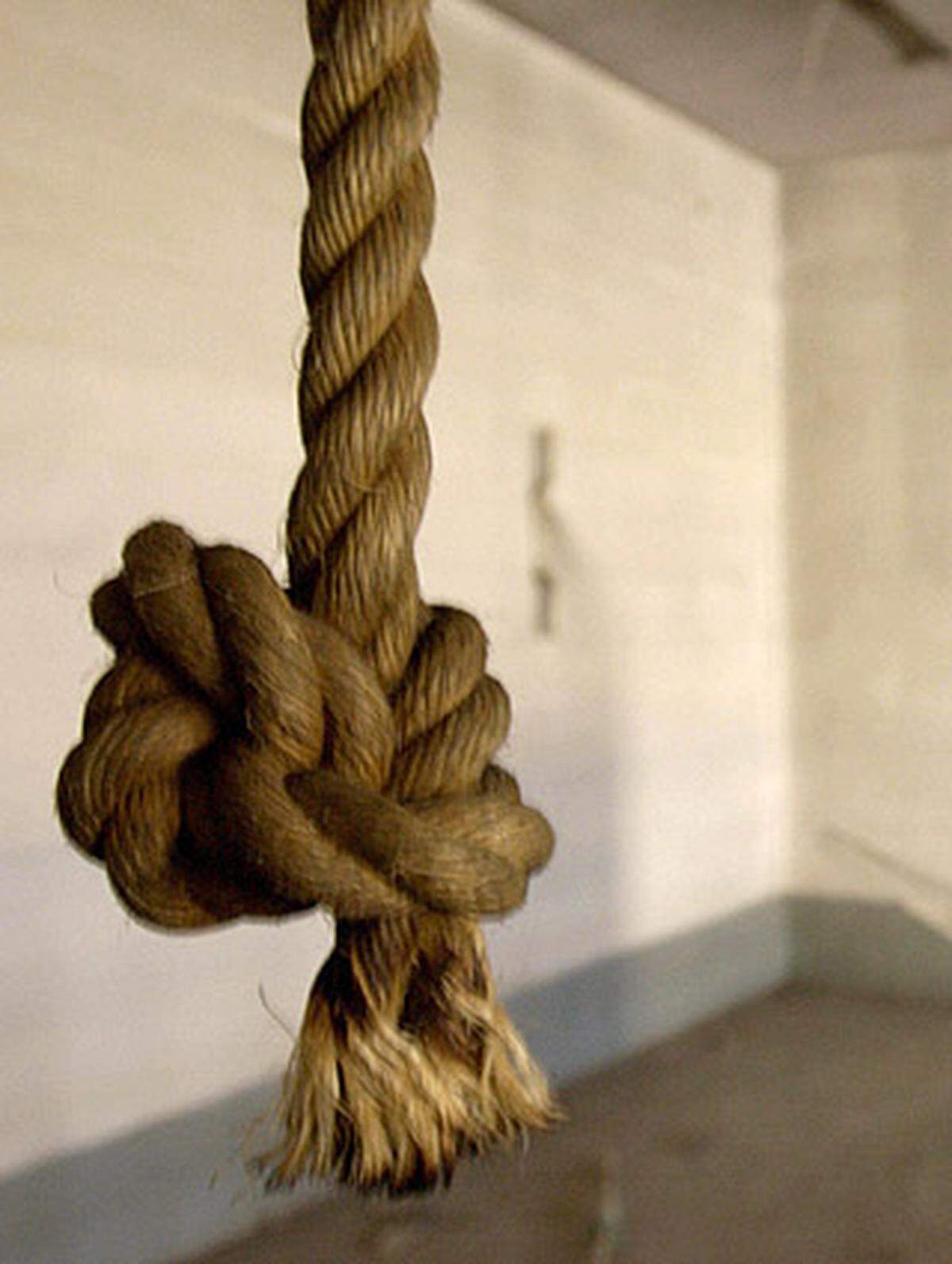 ...die Todesstrafe konnte von Volksgerichten bis 1955 und im Fall standesrechtlicher Verfahren bis 1968 verhängt werden. Die letzte Hinrichtung fand jedoch am 24. März 1950 statt. Bis dahin wurden seit Ende des Zweiten Weltkriegs 101 Todesurteile - davon 30 im Rahmen der Volksgerichte - verhängt und 46 exekutiert.
