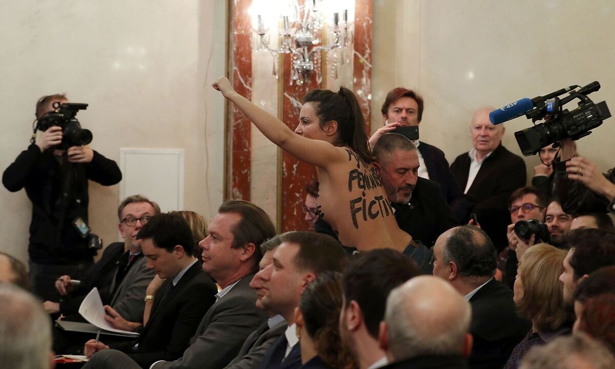 Eine Femen-Aktivistin bezeichnete Le Pen als "fiktive Feministin".
