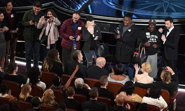 Zwei Welten trafen aufeinander, Fotos wurden gemacht, Ehen von Denzel Washington geschlossen, Oscars berührt. Man begaffte sich gegenseitig. Irgendwie eine Themenverfehlung für die Oscar-Gala.