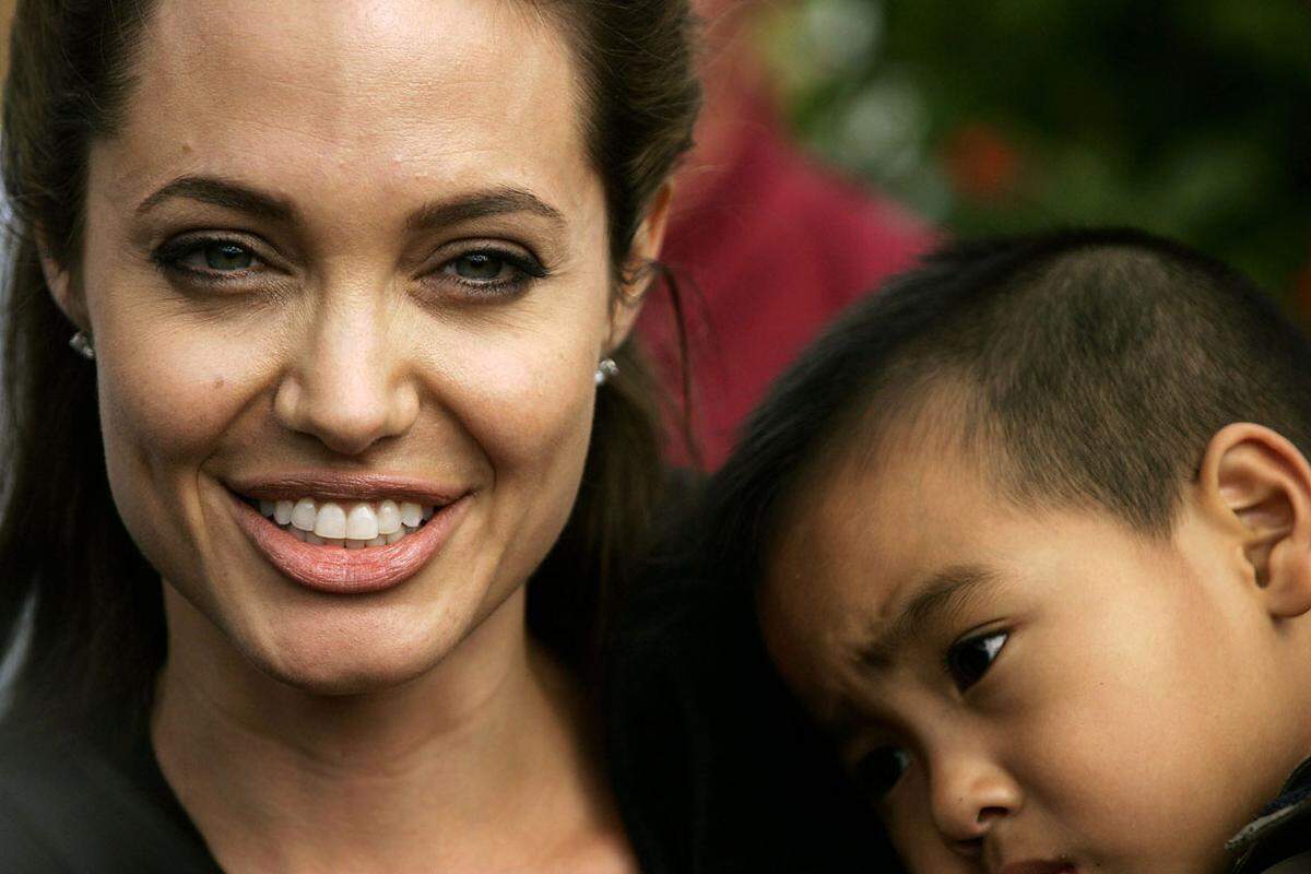 Keine Probleme hatte Angelina Jolie 2001, als sie - noch mit Billy Bob Thornton an ihrer Seite - den kleinen Maddox in Kambodscha adoptierte.