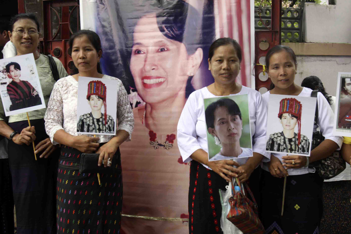 Vor der Zentrale von Aung San Suu Kyis Partei, der Nationalen Liga für Demokratie (NLD), versammelten sich ihre Anhänger, die ungeduldig auf ihre Freilassung warteten.