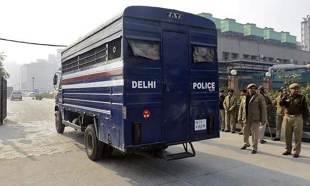 In diesem Polizeibus wurden die Angeklagten zur Übergabe der Anklage geführt, wird vermutet.