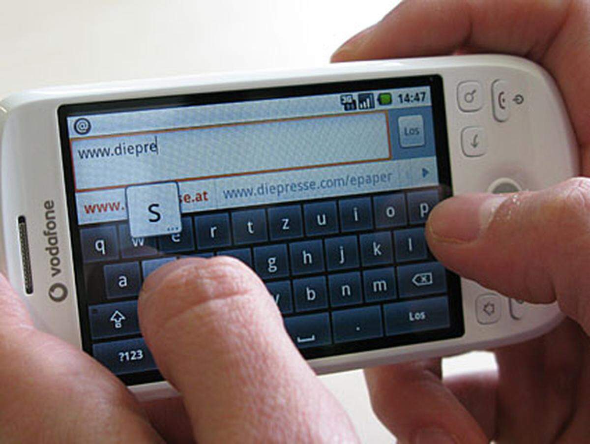 Das Fehlen der physischen Volltastatur gleicht HTC durch eine Bildschirmtastatur aus. Sie lässt sich sowohl im Hoch-, als auch im Querformat bedienen und ermöglicht nach ein wenig Übung ein einigermaßen flüssiges Tippen. Im Test kam es jedoch häufiger zu falschen Eingaben als etwa bei Apples iPhone, Samsungs Omnia und HTCs Touch HD. An die G1-Tastatur reichen die virtuellen Tipp-Felder natürlich bei weitem nicht heran.