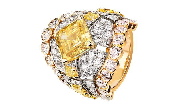 Paris Russe. Aus der Haute-Joaillerie-Kollektion von Chanel: Der Ring „Roubachka“ in Gelbgold und Platin mit weißen und ­gelben Diamanten.