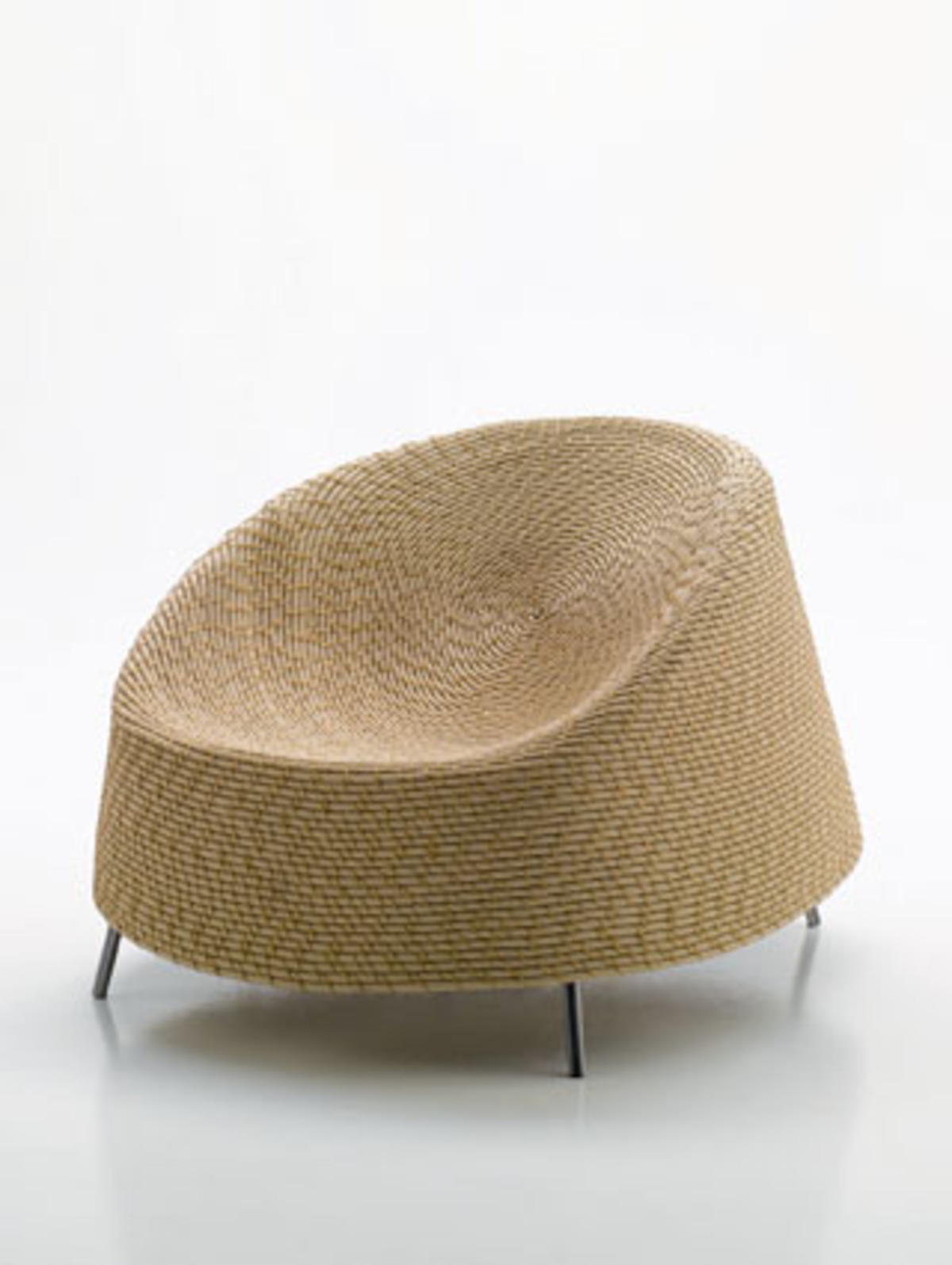 Afrika war denn auch eine große Inspirationsquelle heuer, etwa bei Paola Lenti, die für ihre Outdoorteppiche berühmt ist. Francesco Rota entwarf für die italienische Herstellerin einen Sessel, der wie eine verbeulte Korbtasche aussieht. Ganz grundsätzlich war viel Flechtwerk zu sehen und Entwürfe, die an diese Optik anknüpfen.  Sessel Afra von Francesco Rota für Paola Lenti, bei Verdarium