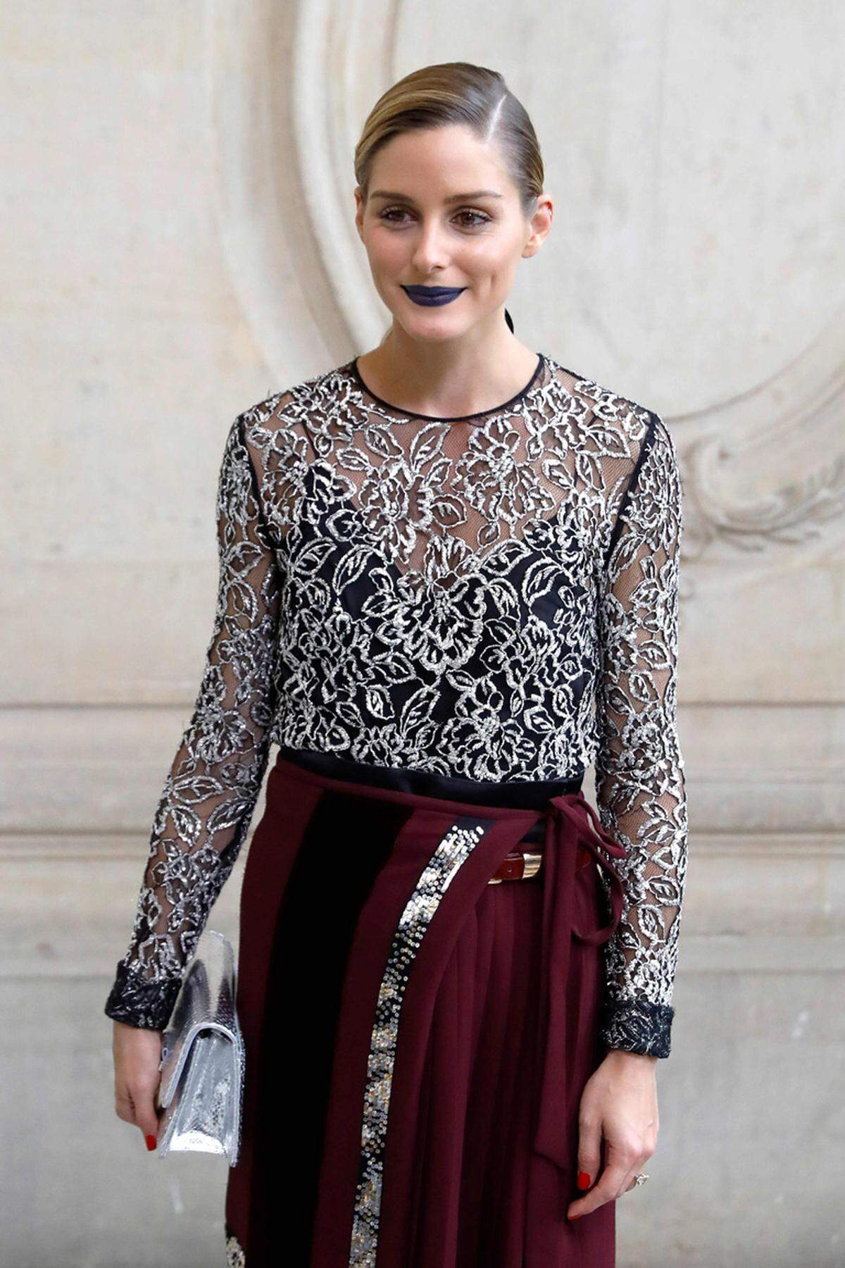 Wer auch in Sachen Make-up voll im Trend liegen möchte, zeigt sich jetzt mutig. Fashionistas wie Streetstyle-Star Olivia Palermo setzen jetzt nämlich auf blauen Lippenstift.