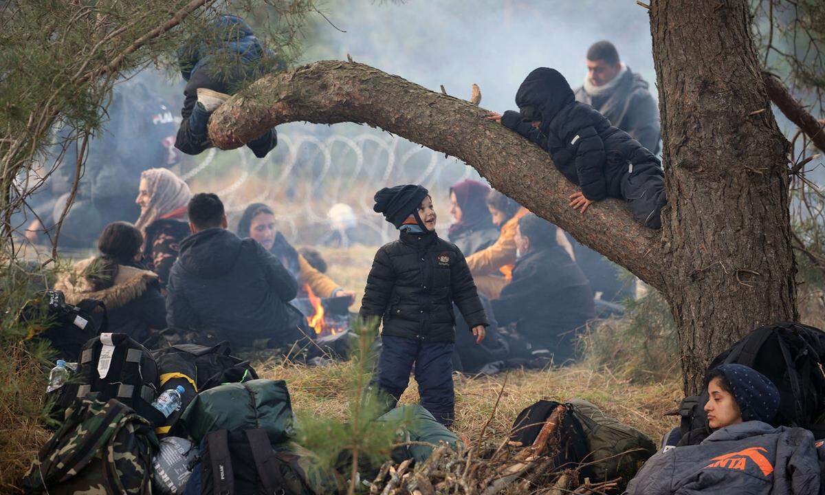 Zwischen 3000 und 4000 Migranten versuchen derzeit an der belarussisch-russischen Grenze in die EU zu gelangen. Sie übernachten in improvisierten Camps im Wald - bei winterlichen Temperaturen.