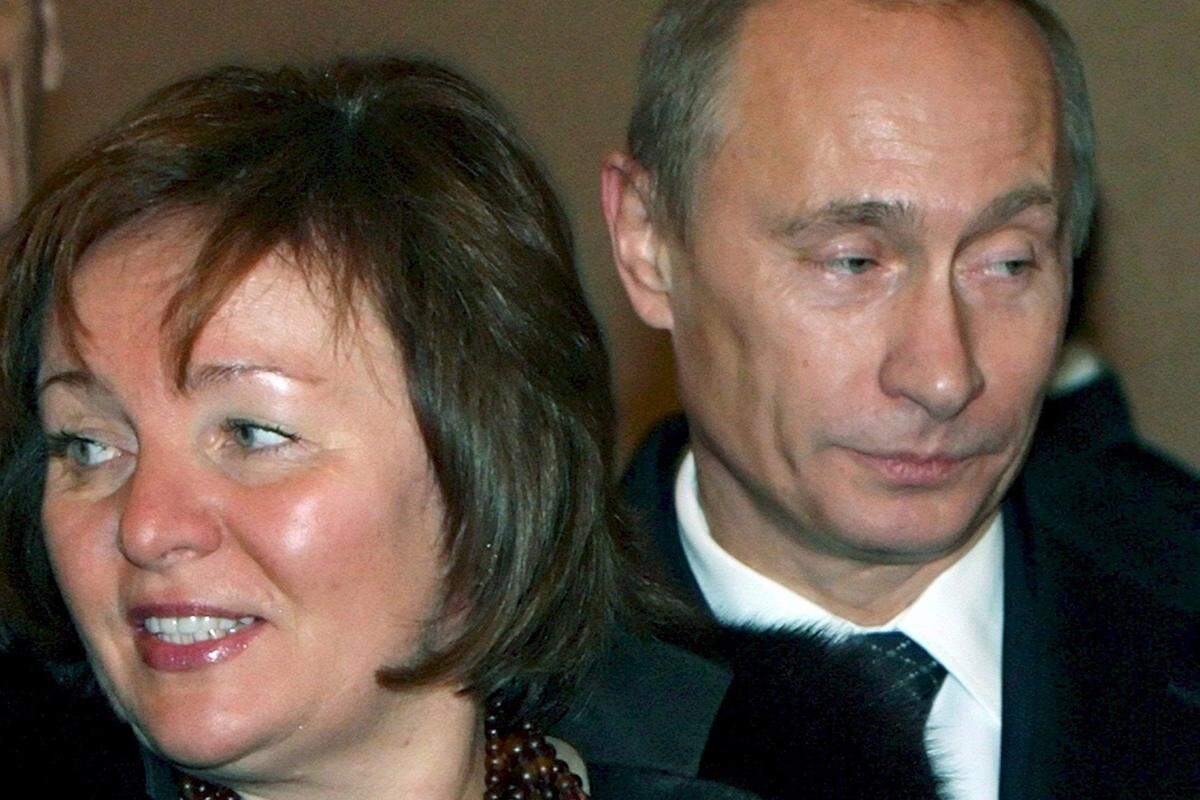 Russlands Präsident Wladimir Putin und Ljudmila gaben diesen Sommer ihre Trennung nach einer Ballettaufführung gegenüber einer Journalistin des Staatssenders bekannt. Nach 30 Ehejahren stehe eine "zivilisierte Scheidung" bevor, durfte die First Lady verkünden. Überraschend kam der Schritt nicht: Während die beiden immer seltener gemeinsam auftraten, mehrten sich die Gerüchte über ein Verhältnis Putins mit der Turnerin Alina Kabajewa - mit der 29-Jährigen soll der 60-jährige Putin angeblich bereits einen Sohn haben.