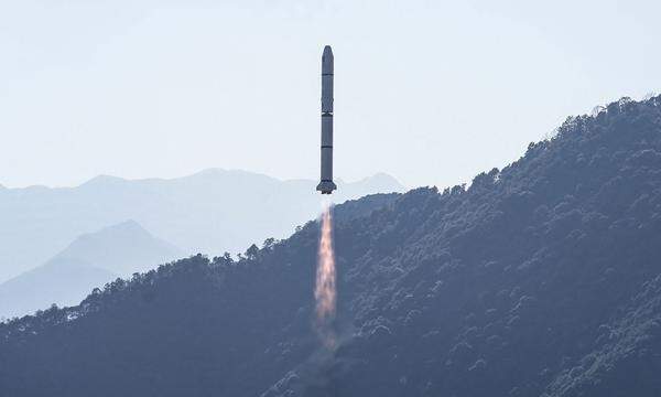Eine „Langer-Marsch-2C“ Rakete beim Start am 9. Jänner vom Xichang Center. 
