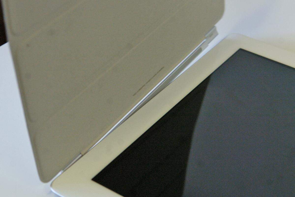 Vom neuen "Smart Cover" behauptet Apple, dass es das Display nicht nur optimal abdeckt und schützt, sondern gleichzeitig auch noch reinigt. Der Deckel kann dank zweier Magnete kinderleicht seitlich befestigt werden und hält dort erstaunlich gut.