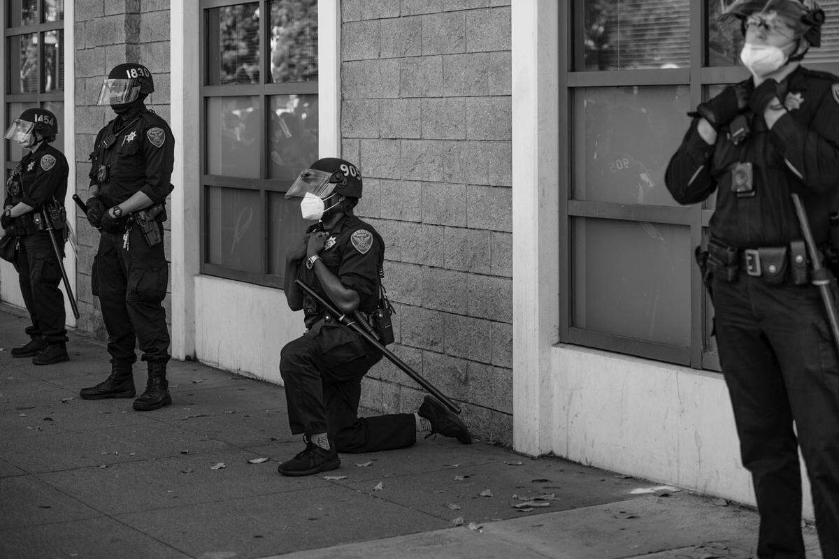 Es ist eine Geste, die lange Tradition und volle Symbolkraft hat. Ein Polizist in San Francisco geht auf die Knie und bekundet damit seine Solidarität.