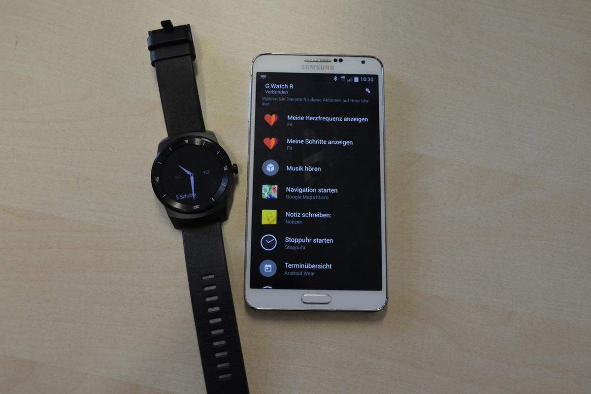 Über die App Android Wear kann man die Smartwatch und das Smartphone miteinander via Bluetooth verbinden. Das hat den Vorteil, dass man die Grundeinstellungen auf einem großen Display vornehmen kann.