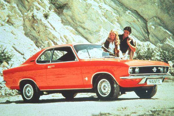 Das Wirtschaftswunder der Nachkriegszeit lässt auch Opel boomen - in den 1960ern und 1970ern ist die Firma nach VW der zweitgrößte Autohersteller Deutschlands. Der Opel Manta kommt - und mit ihm zahlreiche Manta-Witze. "Warum haben manche Manta-Fahrer einen Strohballen auf dem Beifahrersitz? – Hauptsache blond."