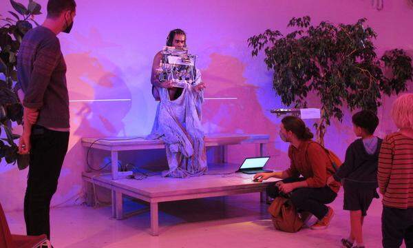 Ein Cyborg, halb Mensch, halb Computer, steht im Mittelpunkt der partizipativ-interaktiven Installation „Machined Human!“ des Künstlers Jaskaran Anand, Student der Kunstuniversität Linz.